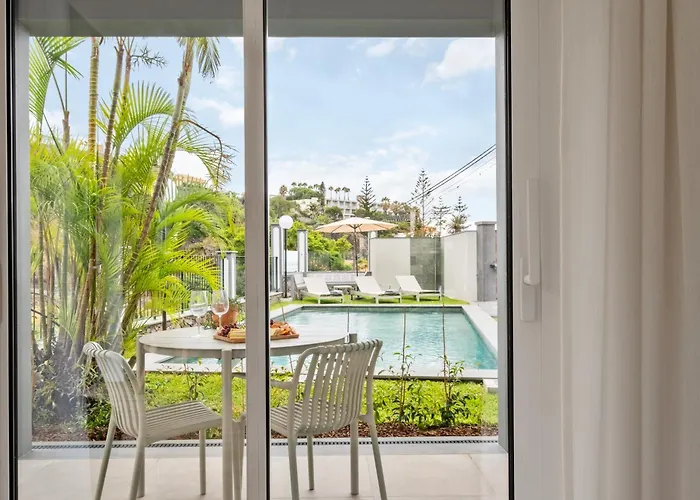 Modern Flat Just Steps From Shore Διαμέρισμα
