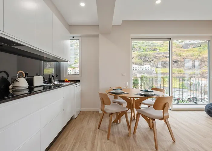 Modern Flat Just Steps From Shore *