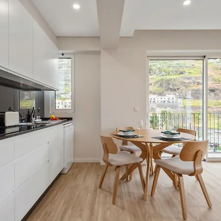 Modern Flat Just Steps From Shore *